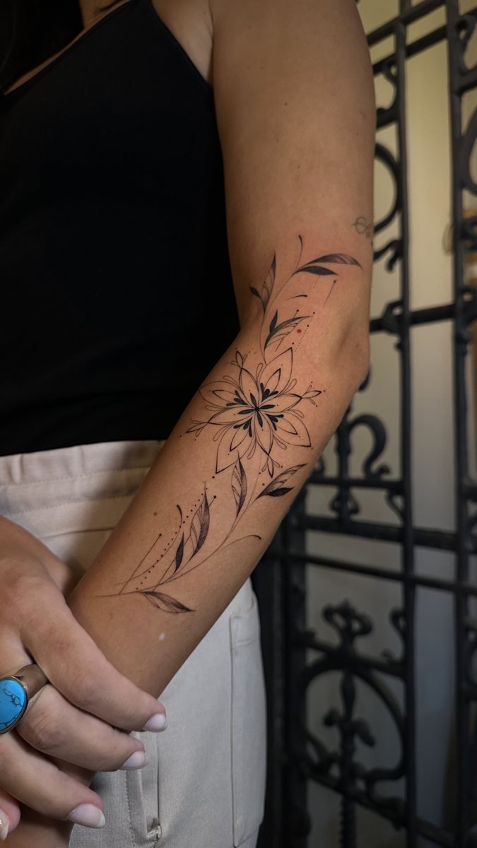 Tatuagem floral fine line no antebraço