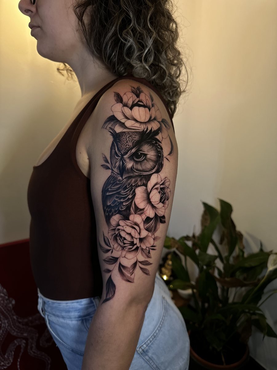 Tatuagem de coruja com flores