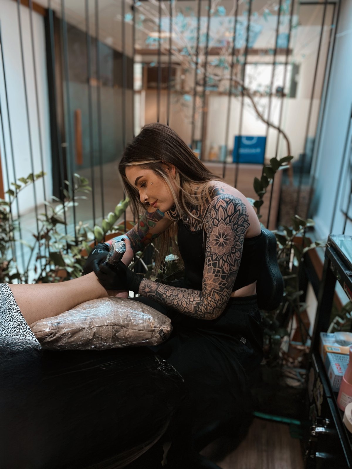 Barbara Casarini tatuando no estúdio